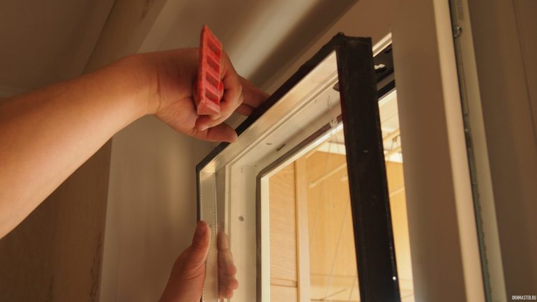 Une partie du joint est retirée