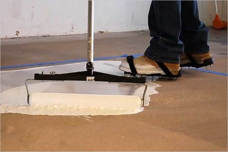 Portez des chaussures spéciales lorsque vous remplissez le sol.