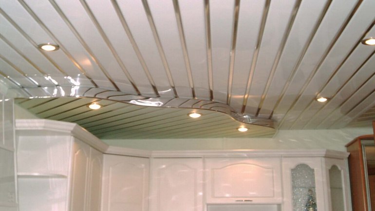 Panneaux de plafond en plastique