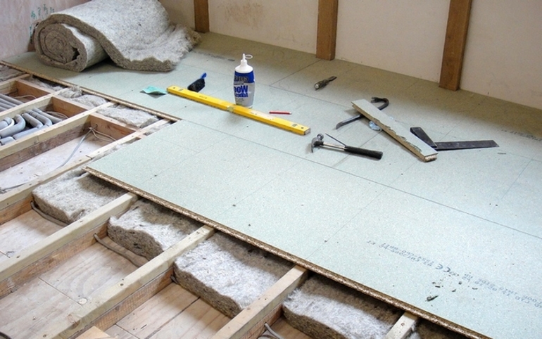 Isolation à faire soi-même du sol dans une maison en bois