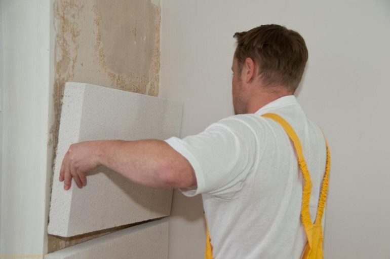 Le processus d'isolation des murs dans la maison