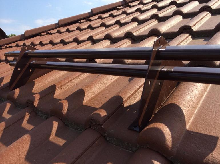 Installation de dispositifs de rétention de neige sur le toit