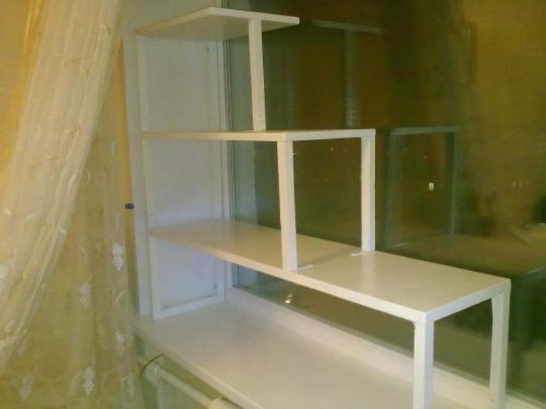 Étagère sur le rebord de la fenêtre pour les fleurs