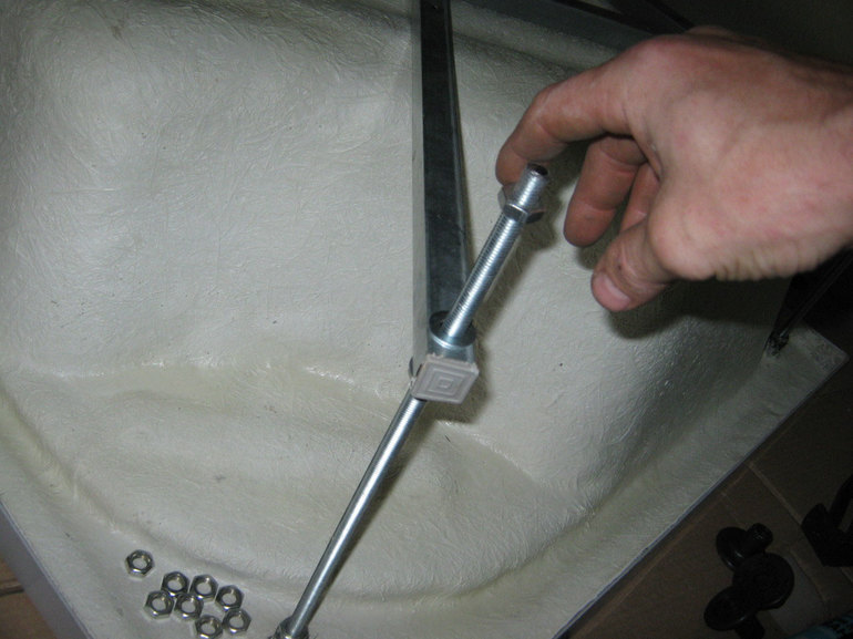 La partie inférieure de la structure est équipée d'un écrou spécialisé soudé rigidement,