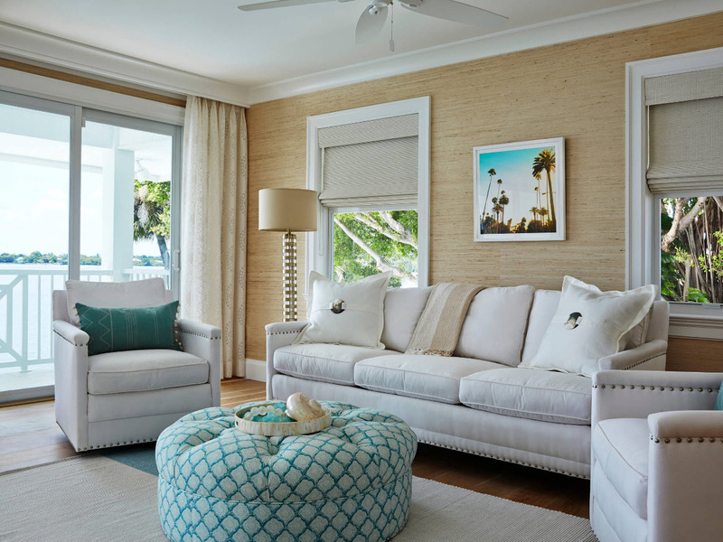 Canapé avec oreillers