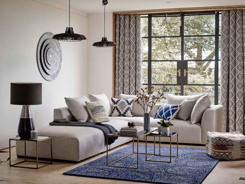 Grande fenêtre dans le salon