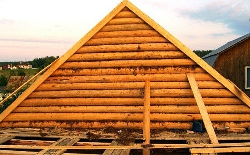 Fronton d'une maison en bois rond Fronton d'une maison en bois rond