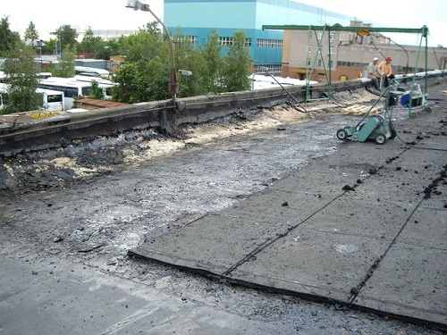 Retrait de l'ancienne couverture de toit Retrait de l'ancienne couverture de toit