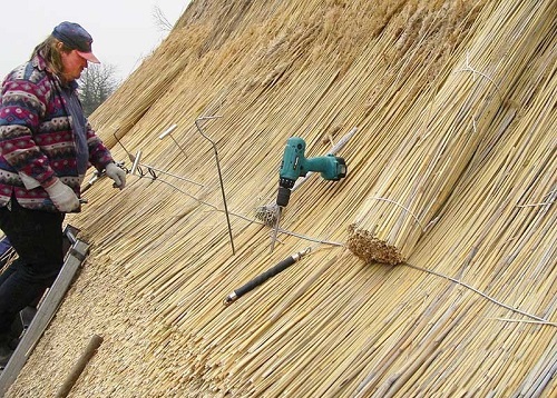 Montage du toit à partir des roseaux Montage du toit à partir des roseaux