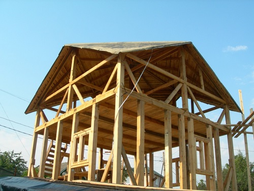 Construction d'une maison avec un toit Sudeikin Construction d'une maison avec un toit Sudeikin