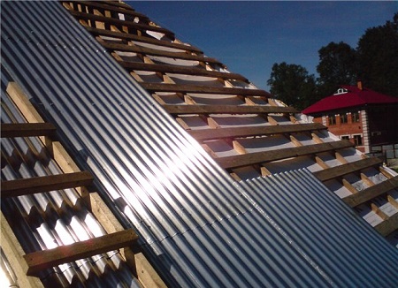 Réflexion de la lumière par un toit en aluminium Réflexion de la lumière par un toit en aluminium