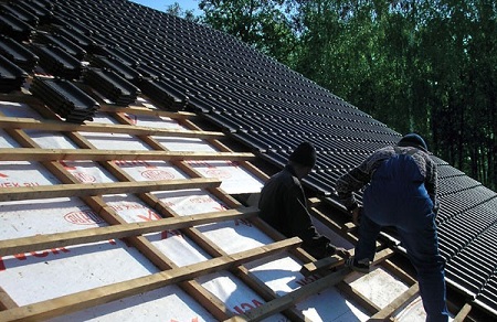 Pose de tuiles métalliques sur la caisse Pose de tuiles métalliques sur la caisse