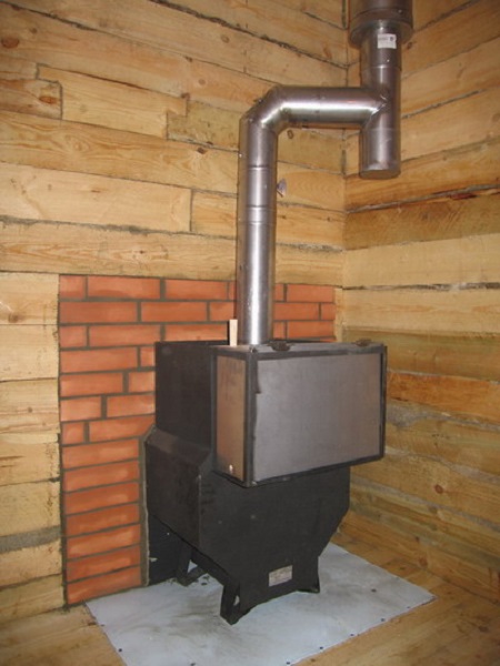 Un poêle avec une cheminée dans le bain Un poêle avec une cheminée dans le bain
