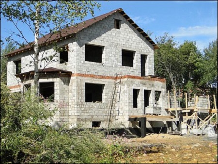 Maison avec une légère pente du toit Maison avec une légère pente du toit