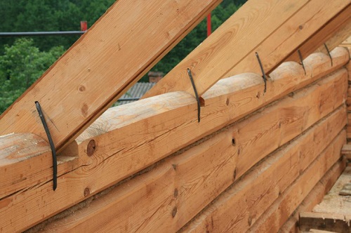 Fixation du bas des chevrons Fixation du bas des chevrons