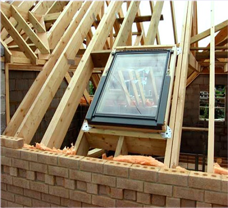 Montage du bas de la lucarne Montage du bas de la lucarne