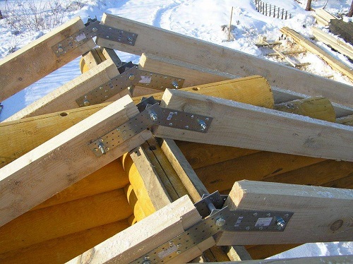 Attaches pour connecter les chevrons Attaches pour connecter les chevrons