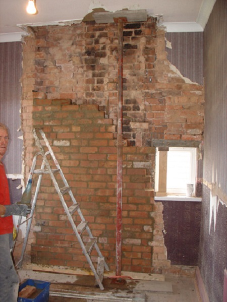 Démantèlement de la cheminée en brique Démantèlement de la cheminée en brique