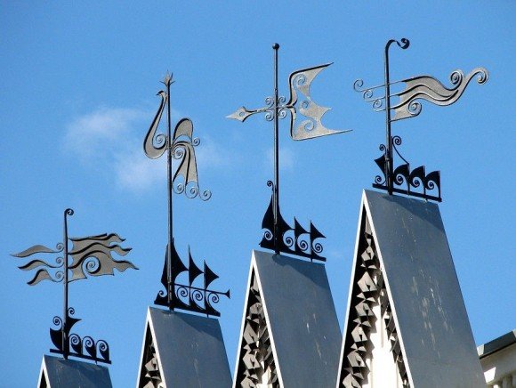 Girouette montée sur la crête du toit