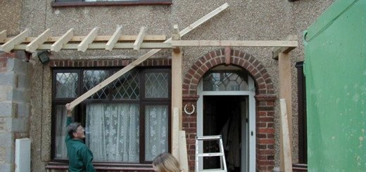 Travail sur une visière en bois