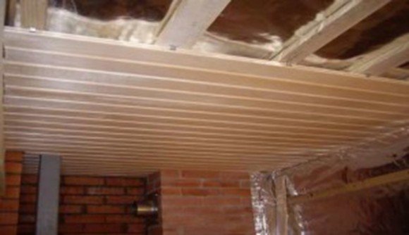 Revêtement au plafond juste