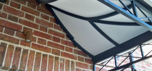 Auvent en métal, vue de dessous