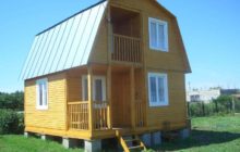 Maison avec toit à deux étages