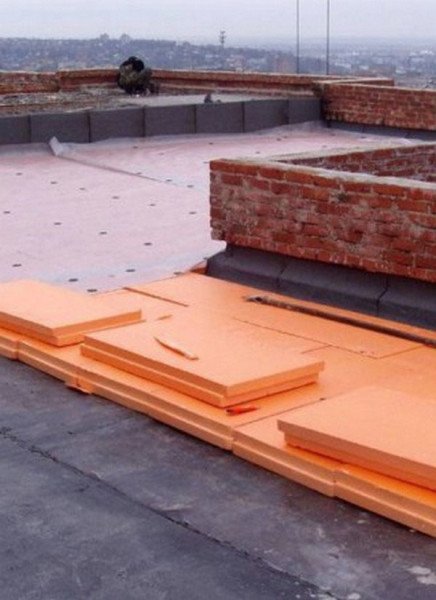 Isolation extérieure du toit avec mousse