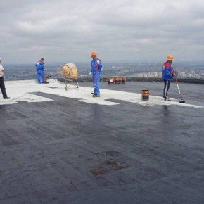 préparation du toit avant la pose de l'hydroisol