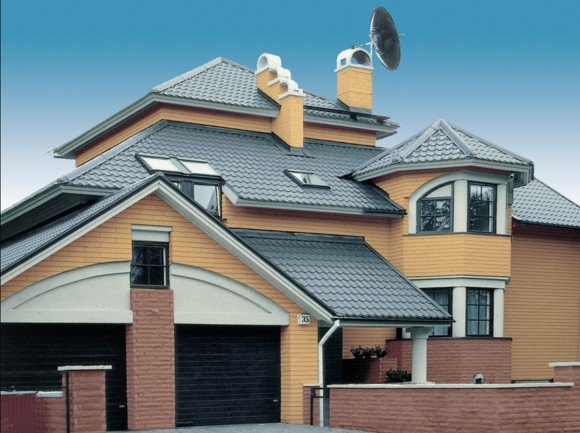 Toit sous une tuile métallique