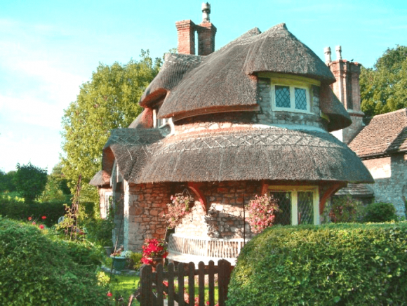 Maison avec un toit à plusieurs niveaux