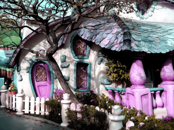 Maison lumineuse inhabituelle avec un beau toit