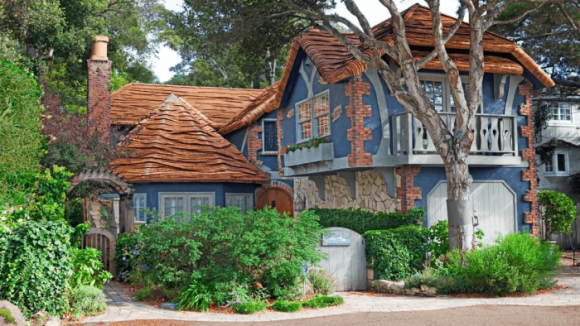 Grande maison avec un toit à plusieurs niveaux