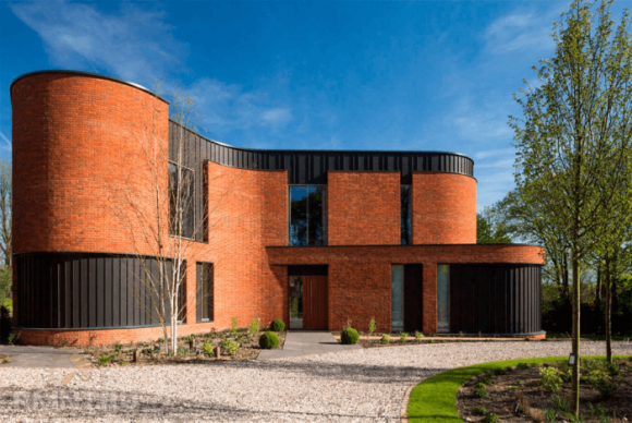 Bâtiment inhabituel avec un toit bouclé