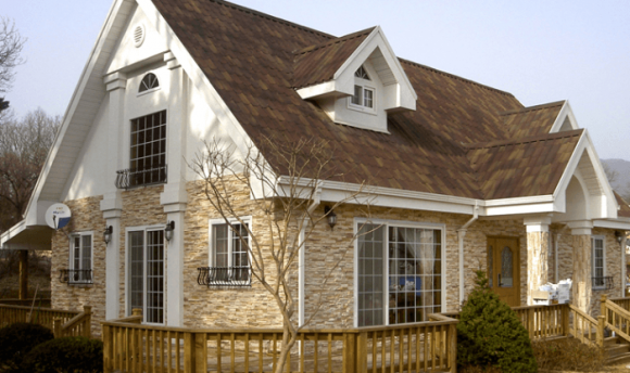 Maison avec un beau toit