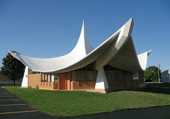 Maison au toit bouclé inhabituel