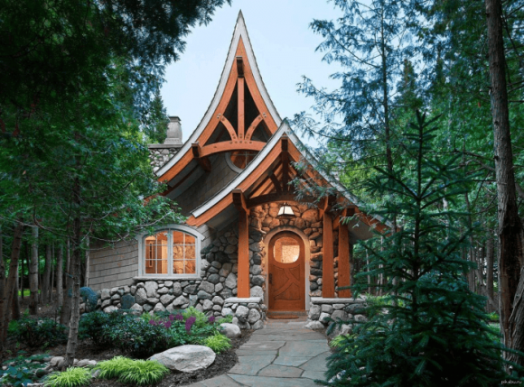 Maison au toit bouclé inhabituel