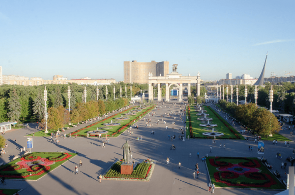 Vue depuis le pont d'observation sur le toit du VDNH