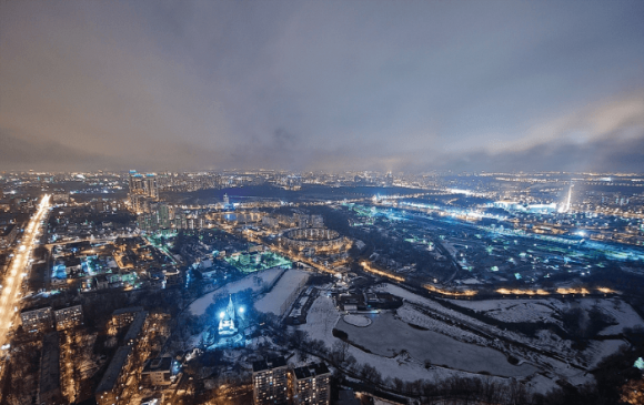 Vue depuis le toit de la maison sur Mosfilmovskaya