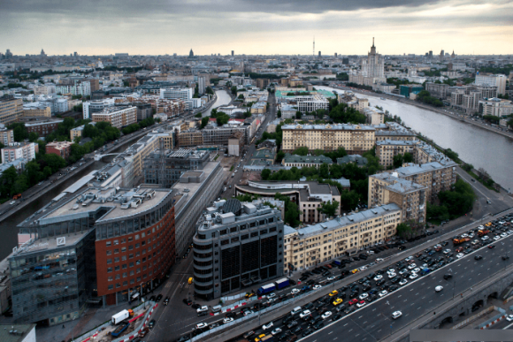 Vue depuis la terrasse d'observation sur le toit de l'hôtel Red Hills à Moscou