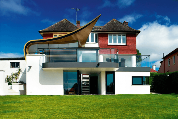 Maison avec un toit à plusieurs niveaux inhabituel