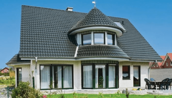 Maison avec un beau toit