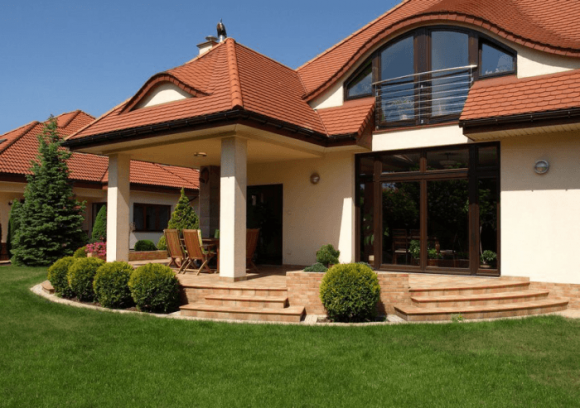 Maison avec un beau toit