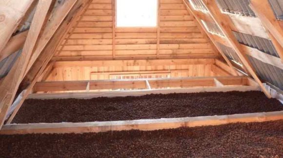 Isolation du toit avec de l'argile expansée