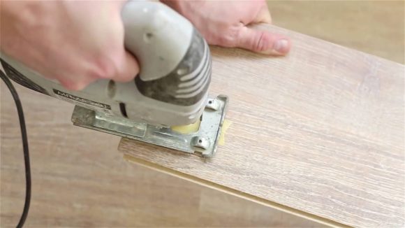 Scier avec une scie sauteuse sans copeaux