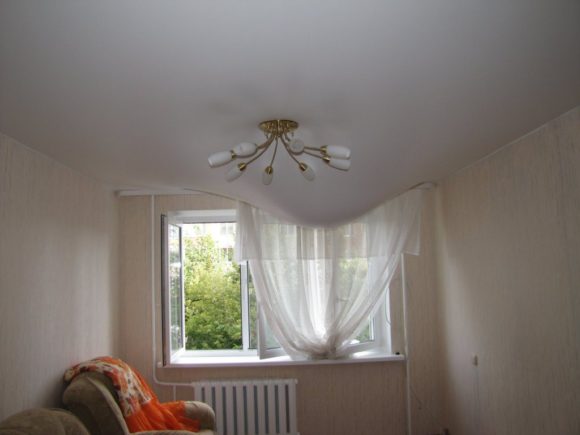 inondé le plafond suspendu quoi faire