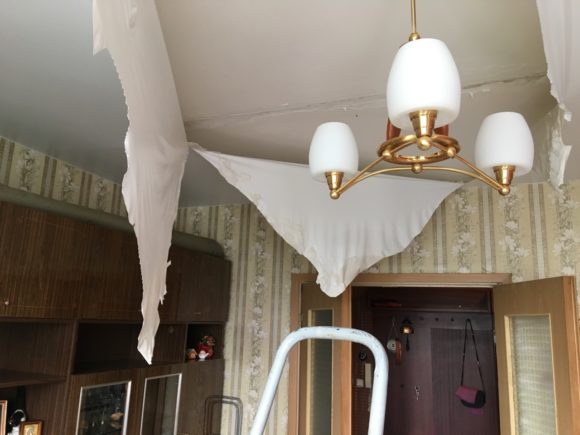 inondé le plafond suspendu quoi faire