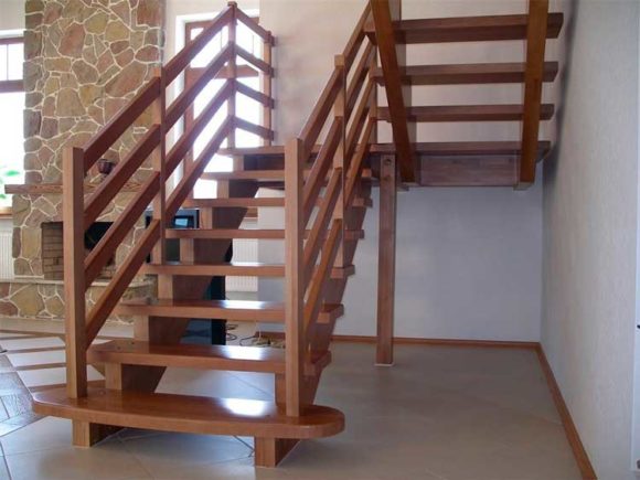 escalier en bois au deuxième étage