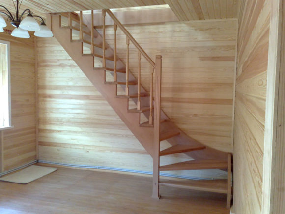 escalier en bois au deuxième étage