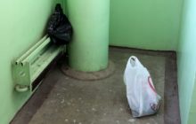 les voisins jonchent le porche